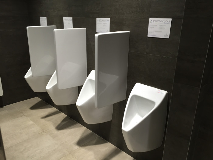 Bezvodý pisoár EcoStep předchází typickému zápachu díky přátelským bakteriím.