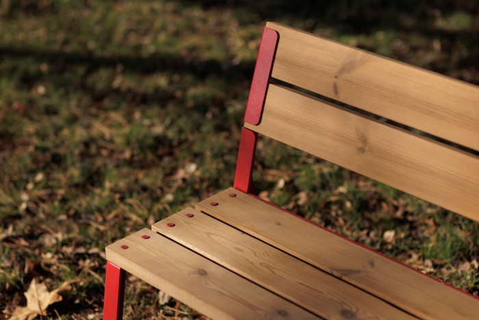 Charakteristickým rysem lavičky jsou elegantně zaoblené nohy, které jí dodávají jedinečnou siluetu. (Model E1 Kolekce E od Egoé)