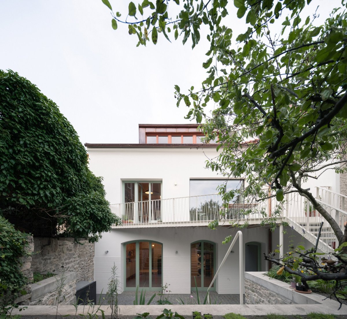 Ze své zadní strany se dům propojuje se zahradou díky nové terase. (Dům v Kutné Hoře, BYRÓ architekti)
