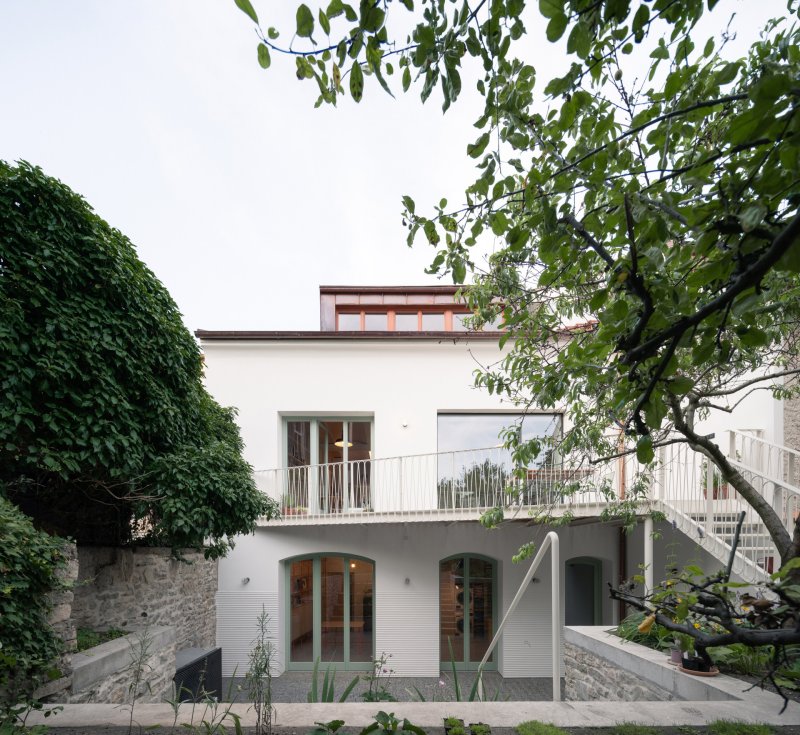 Ze své zadní strany se dům propojuje se zahradou díky nové terase. (Dům v Kutné Hoře, BYRÓ architekti)
