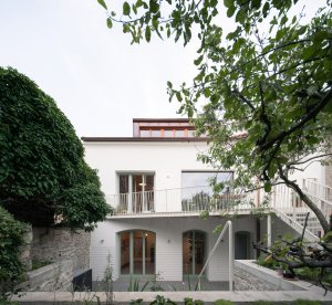 Ze své zadní strany se dům propojuje se zahradou díky nové terase. (Dům v Kutné Hoře, BYRÓ architekti)