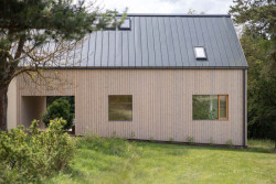 Přístavba je zděná s fasádou obloženou smrkovými latěmi. (Rodinný dům v Dehtárech, SP-AM)