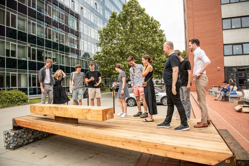 Studenti architektury ČVUT v Praze realizovali lávky do Krkonoš