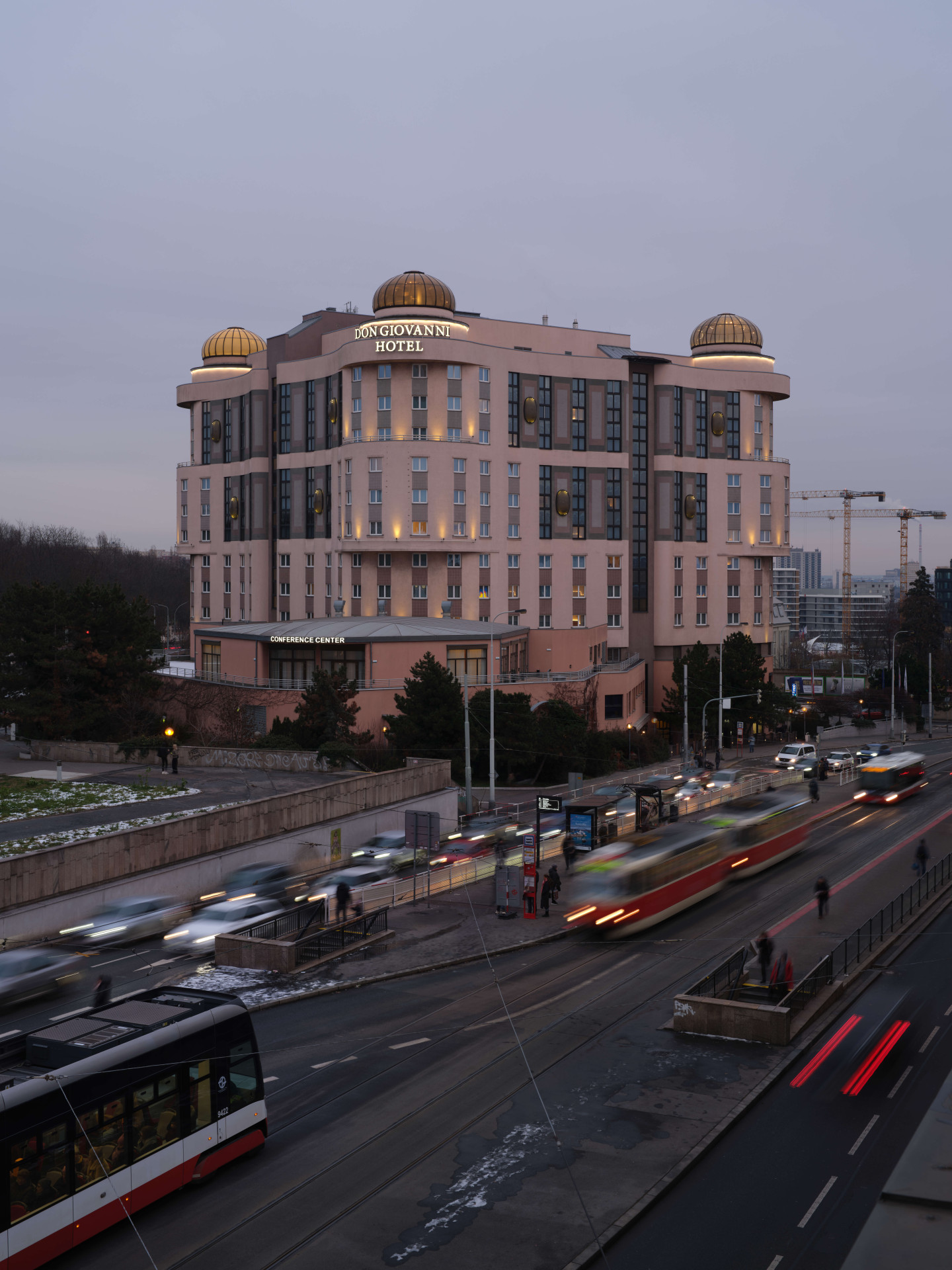 Pozemek na stanici metra Želivského získal rakouský investor od městské části Praha 3 za 90 milionů korun. Firma uspořádala architektonickou soutěž, podle vzpomínek architekta Iva Nahálky do ní bylo přihlášeno 12 návrhů.