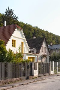 „Dům byl citlivě opraven tak, aby respektoval svůj původní charakter, přesto však působí moderně a nadčasově,“ píše o své realizaci 0,5 Studio. (Rekonstrukce prvorepublikového domu v údolí, 0,5 Studio)