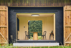 Největší okno (Krabice ve stodole; Facha architekti)