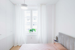 Druhý pokoj slouží jako ložnice. (Rekonstrukce bytu v Karlíně, Dominik Cvrček)