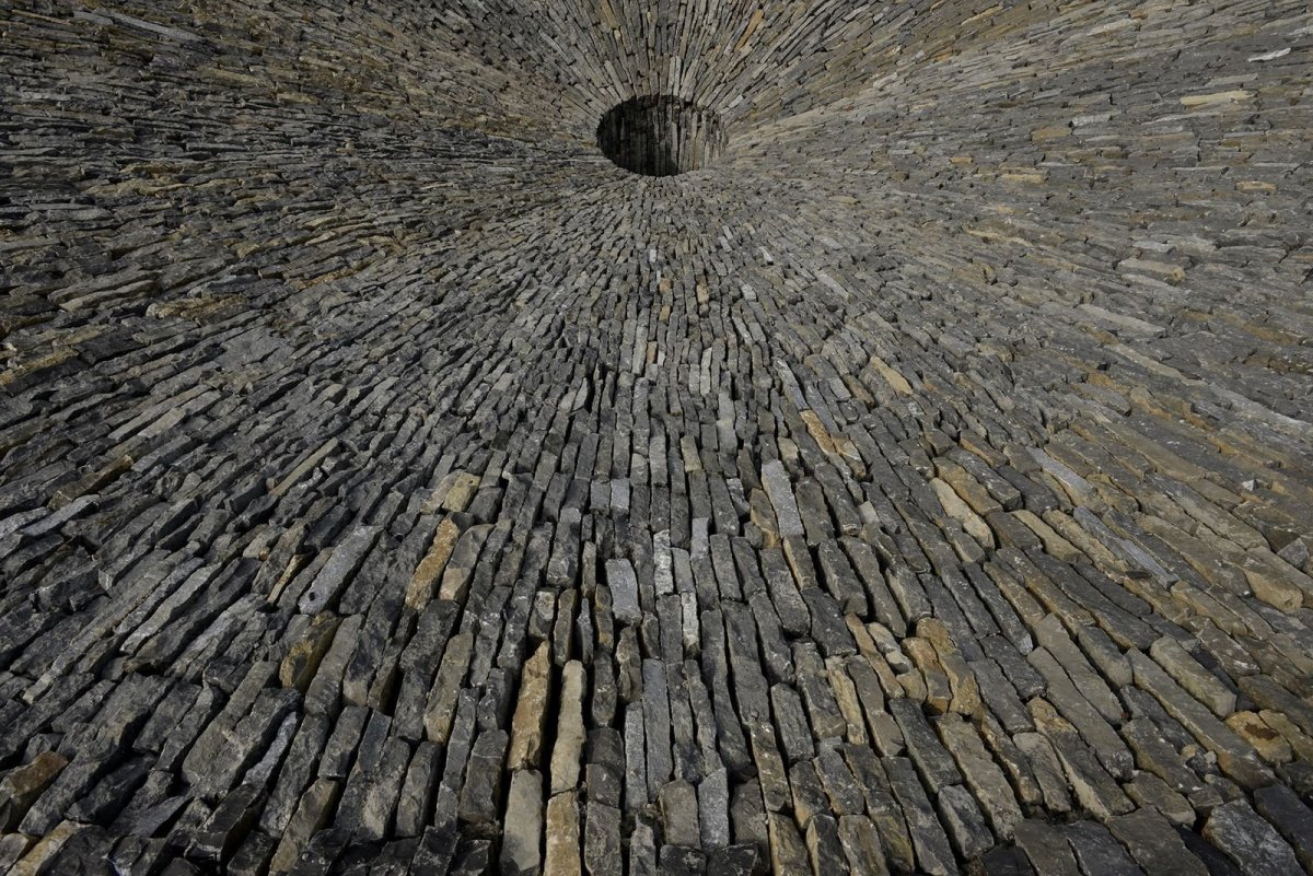 Landartový projekt Sinkhole Floor Drain od Hu Quanchun