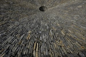 Landartový projekt Sinkhole Floor Drain od Hu Quanchun