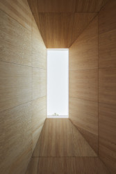 Vrchol stavby završuje velkoformátový světlík o rozměrech 3,5 x 1,3 m, tvořený jedním kusem skla.  (Smuteční síň ve Vimperku, Jakub Vašek)