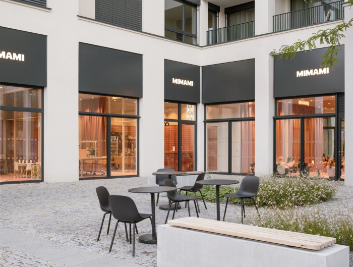 Nový cowork v Nuselském pivovaru nabízí zázemí, komunitu i promyšlené koupelny (Coworkingový prostor MIMAMI BY architects)