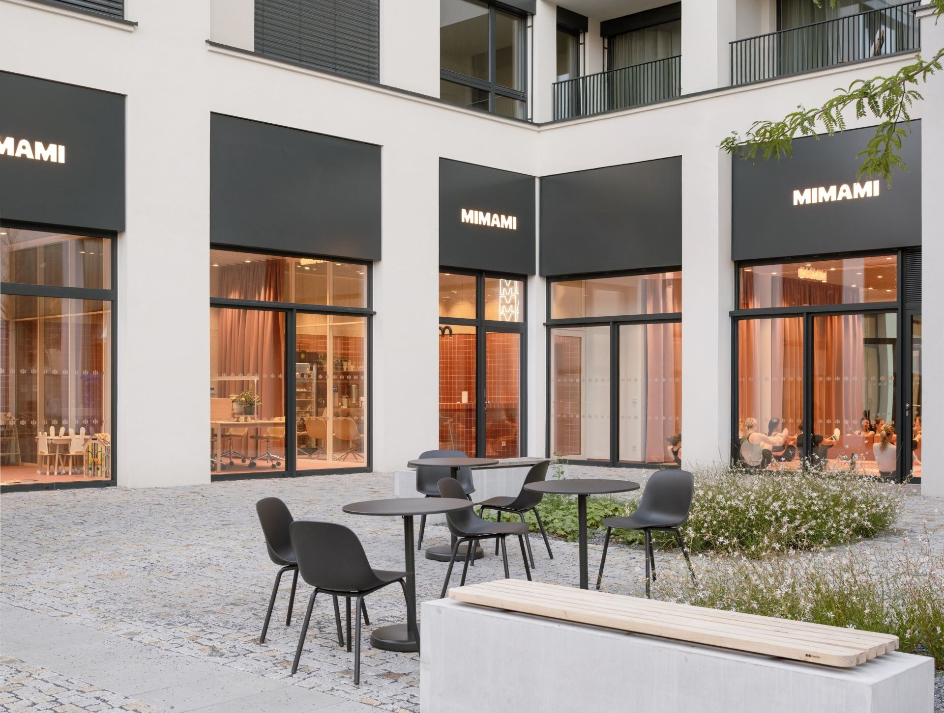 Nový cowork v Nuselském pivovaru nabízí zázemí, komunitu i promyšlené koupelny (Coworkingový prostor MIMAMI BY architects)