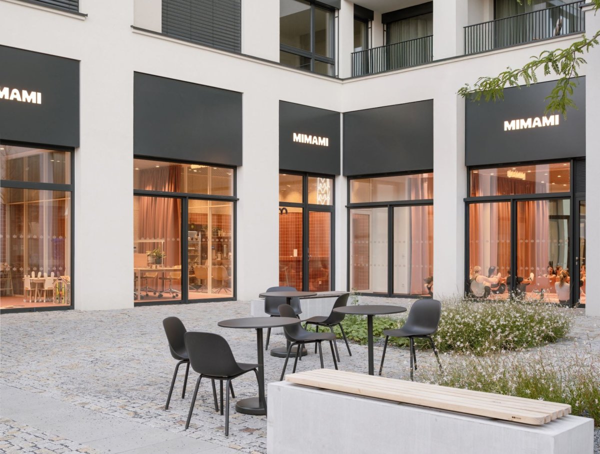 Nový cowork v Nuselském pivovaru nabízí zázemí, komunitu i promyšlené koupelny (Coworkingový prostor MIMAMI BY architects)