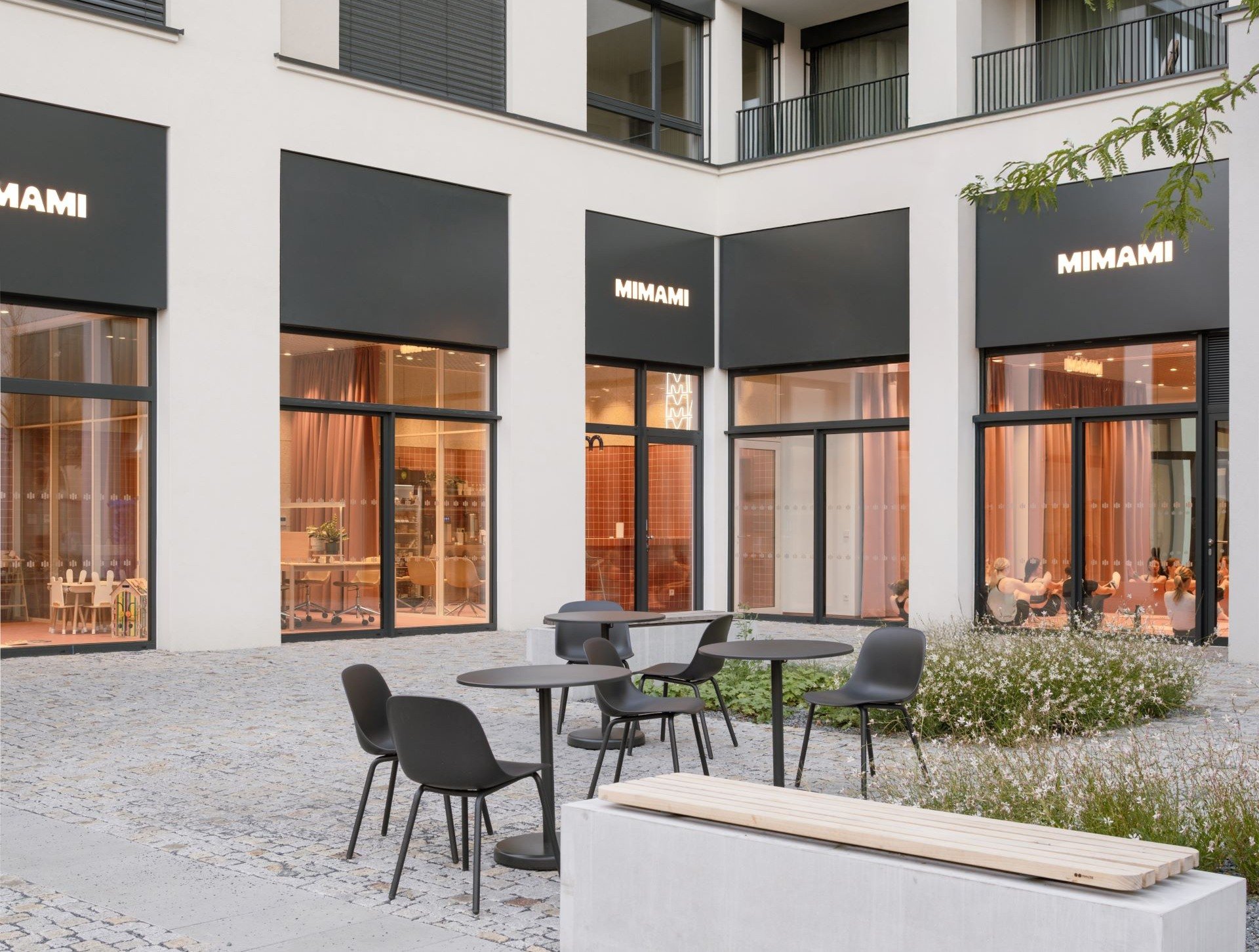 Nový cowork v Nuselském pivovaru nabízí zázemí, komunitu i promyšlené koupelny (Coworkingový prostor MIMAMI BY architects)