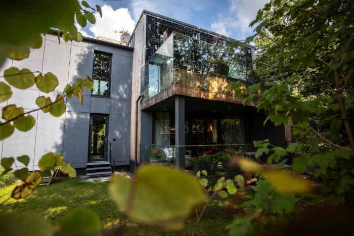 Moderní konstrukce s velkými prosklenými plochami zajistila dostatek světla. (Dům Chaleyott; arch. návrh Arch Zone, generální dodavatel stavby: VESPER HOMES)