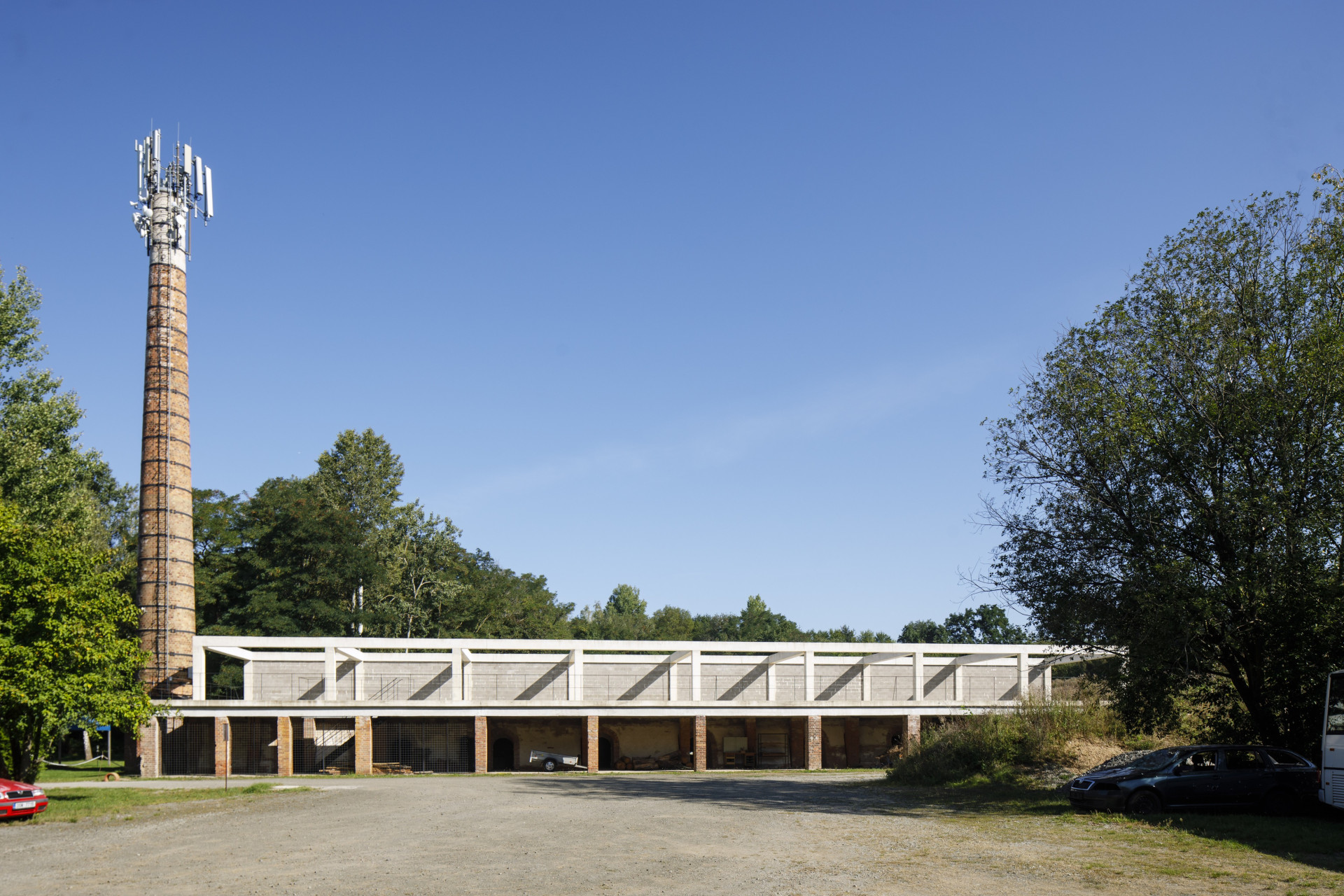 Střelnice Kněžmost. Také pec cihelny v Kněžmostě se měla zbourat, aby se místo ní postavila moderní střelnice. Díky architektům ze studia Rusina Frei Architekti zůstala pec stát a stala se součástí střeleckého areálu.