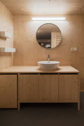 Chata v Jizerských horách, Markéta Cajthamlová, Architektonická projekční kancelář: Pohled do koupelny