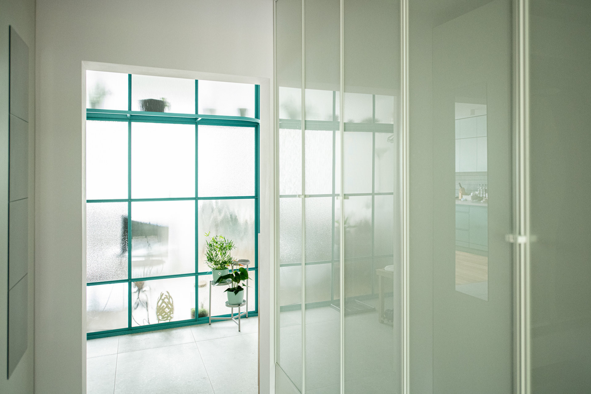 Atypický vestavný nábytek byl řešen truhlářskými úpravami typových prvků. (Rekonstrukce panelákového bytu; Markéta Janderová)