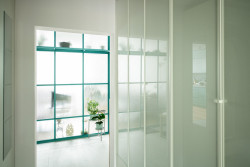 Atypický vestavný nábytek byl řešen truhlářskými úpravami typových prvků. (Rekonstrukce panelákového bytu; Markéta Janderová)