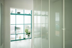 Atypický vestavný nábytek byl řešen truhlářskými úpravami typových prvků. (Rekonstrukce panelákového bytu; Markéta Janderová)
