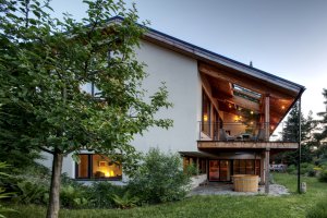V místě ateliéru je obytný prostor. Spodní podlaží je nové. (Dům Na větru, A1 architects)