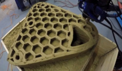 Obr. 26: Ukázka 3D tisku vytlačováním do pískového lože, XTreeE, Francie,