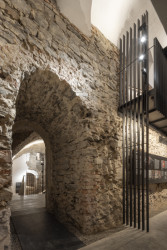 Expozice Skrytý středověk na zámku Bílovec, opus architekti: Iniciuje je jeho majitel, město Bílovec, které na jeho opravách spolupracuje s opavským architektonickým studiem Opus architekti