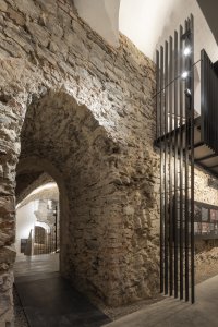 Expozice Skrytý středověk na zámku Bílovec, opus architekti: Iniciuje je jeho majitel, město Bílovec, které na jeho opravách spolupracuje s opavským architektonickým studiem Opus architekti