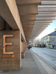 Vlastní zkušenost: Ve spodních částech dřevo po letech trpí, nepůsobí to ale nijak zanedbaně. (Autobusové nádraží Umeå Vasaplan, Wingårdhs + WSP)