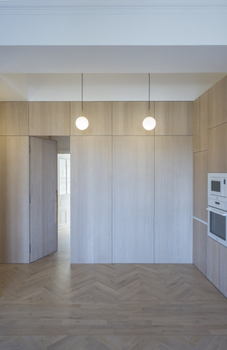 DEVOTO realizovalo interiérové vybavení rekonstrukce secesního bytu na Masarykově nábřeží (martin cenek architecture)