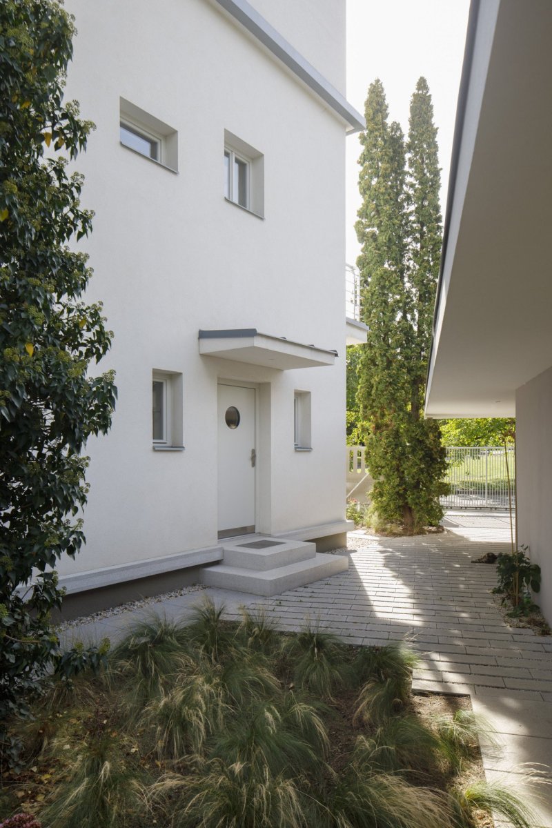 Pohled na hlavní vstup (Rekonstrukce prvorepublikové vily v Praze, Lenka Míková Architekti)