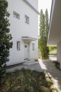 Pohled na hlavní vstup (Rekonstrukce prvorepublikové vily v Praze, Lenka Míková Architekti)
