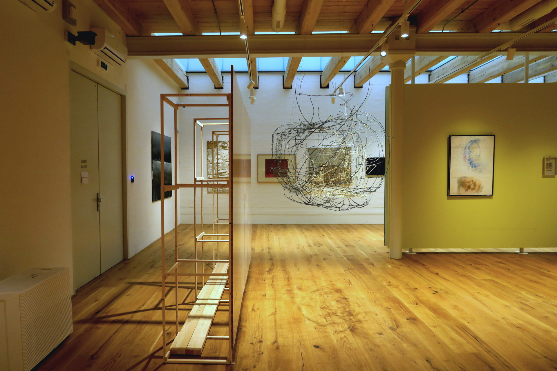 Sedím a pozoruji oblohu se jmenuje drátěný objekt od Karla Malicha v nové expozici galerie.