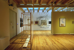 Sedím a pozoruji oblohu se jmenuje drátěný objekt od Karla Malicha v nové expozici galerie.