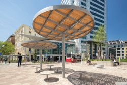 Zelený bulvár Praterstraße zakončený na náměstí Nestroyplatz