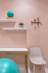 Interiér rehabilitačního centra CRIMED v Poděbradech od designérky Kateřiny Kersey a architektky Lucie Náhlovské