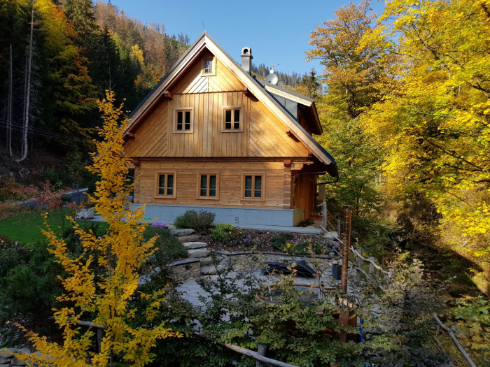 Dřevo douglasky, z kterého jsou tyto roubenky postavené, je přirozeně odolné vůči vlhkosti a hnilobám.