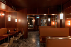 Těžiště bistra tvoří hlavní prosklený prostor. V této části působí okna jako výlohy, které se otevírají do rušné ulice Milady Horákové. (0,5 studio, Sandwich Rodeo)