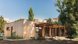 Dřevem opláštěné centrum volného času v Brně spojuje obyvatele napříč věkovými skupinami.