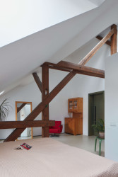 Rekonstrukce domu v Jindřichově Hradci od Matěje Šebka a Martina Petříka: Byty v patře se nacházejí v podkroví.