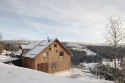 Chata s výhledem do široké krajiny. (Chalupa v Krkonoších; System Recovery Architects)