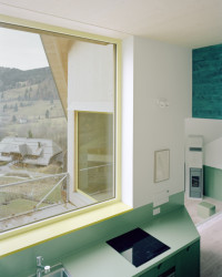 Dům ve svahu, AMUNT Nagel Theissen: Půdorysné pootočení poskytuje obyvatelům domu zajímavé výhledy do okolní krajiny a údolí