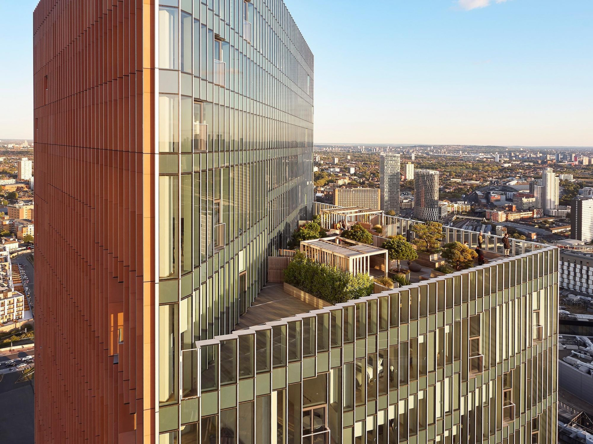 Americké studio SOM realizovalo výškovou budovu nad olympijskou čtvrtí v Londýně. Slouží jako butikový hotel a restaurace, ale najdeme zde i bytové jednotky