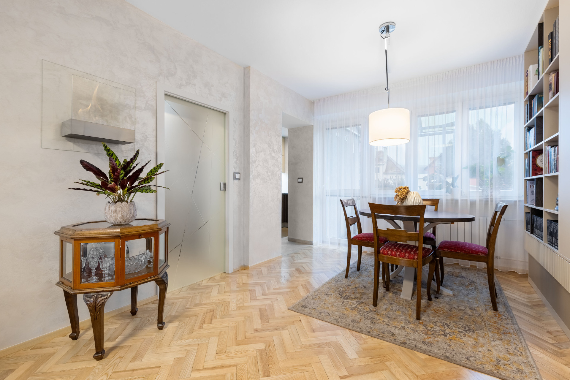 Předmětem zadání pro interiérovou designérku Kristýnu Jandíkovou bylo zrekonstruovat koupelnu, chodbu, kuchyni i obývací pokoj bytu.