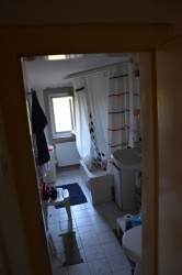 Původní stav koupelny (Obnova interiérů prvorepublikové vilky na Plzeňsku, ateliér DEBYT)