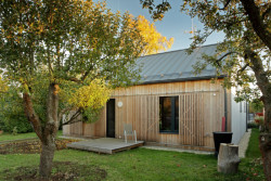 Rodinný dům na Hané, No-A Architekti: Veškeré rodinné místnosti jsou rozděleny do dvou celků ve „dvou domech“