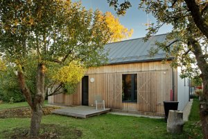 Rodinný dům na Hané, No-A Architekti: Veškeré rodinné místnosti jsou rozděleny do dvou celků ve „dvou domech“