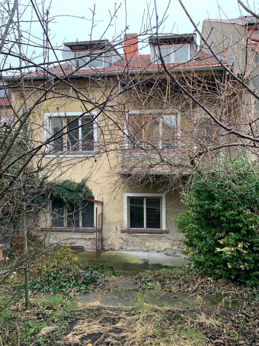 Stav domu před rekonstrukcí - zahradní průčelí (Dům v Kutné Hoře, BYRÓ architekti)