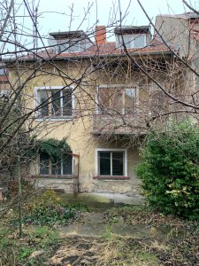 Stav domu před rekonstrukcí - zahradní průčelí (Dům v Kutné Hoře, BYRÓ architekti)