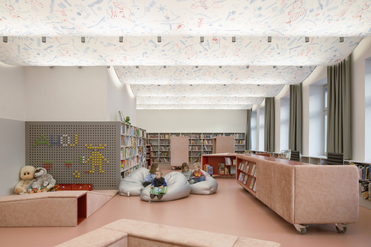 Pohled do dětského oddělení knihovny (Knihovna v Červeném Kostelci; Papundekl architekti)